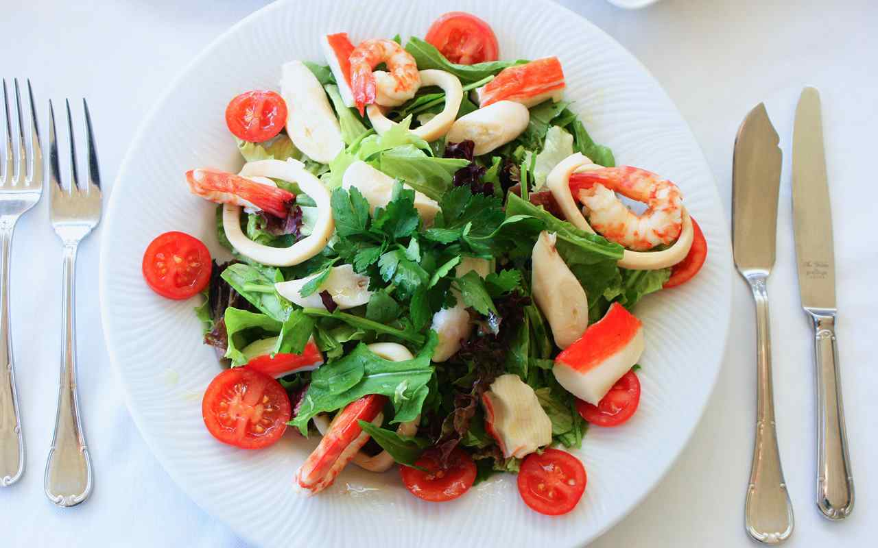 DENİZ MAHSÜLLERİ SALATASI